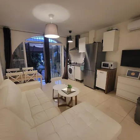 Port,free Parking إِستيبونا