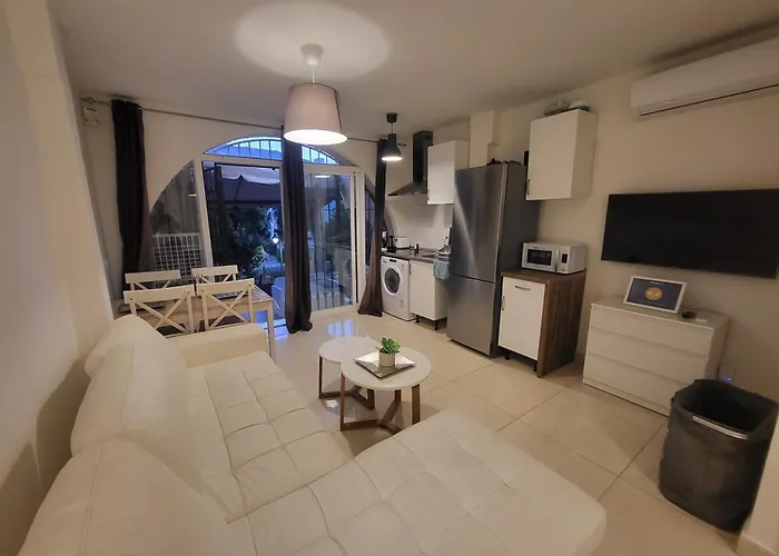 Port,free Parking 埃斯特波纳